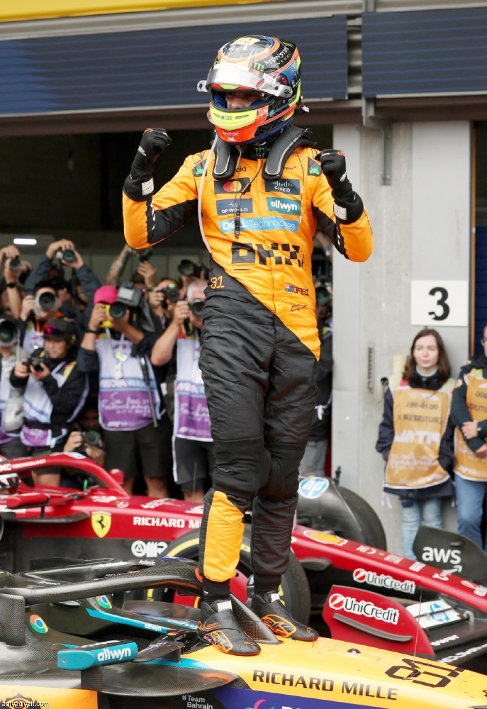 البطل يحتفل