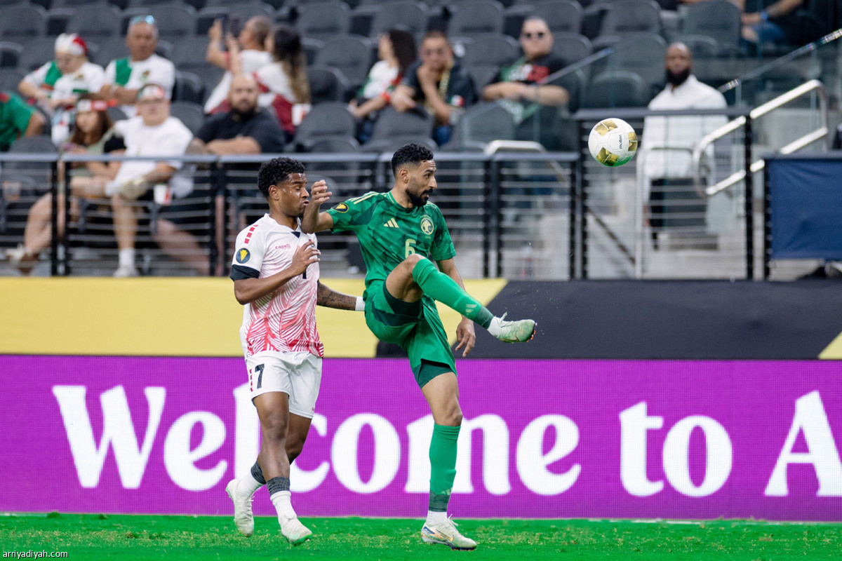 الأخضر يعبر