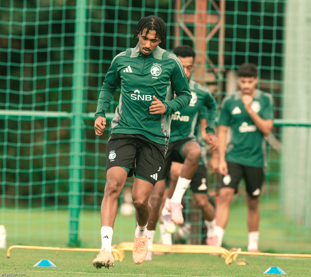 الأخضر يناور