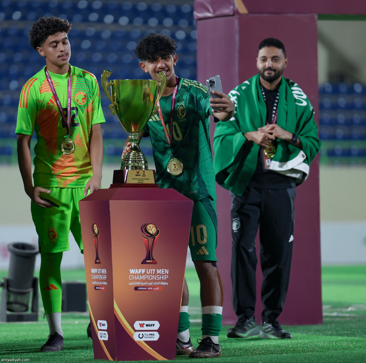 أخضر 16.. يتوشح الذهب